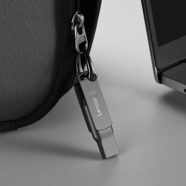 Lexar_JumpDrive_D400_USB_32GB_sold_by_Technomobi